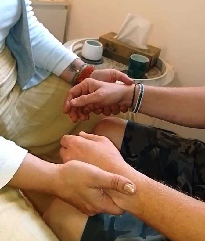 Hände von Nina Stepanek halten Hand von Klientin