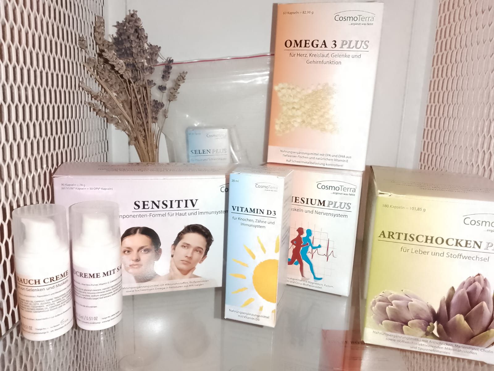 Foto von verschiedenen Nahrungsergänzungsmitteln im Regal, von der Marke CosmoTerra