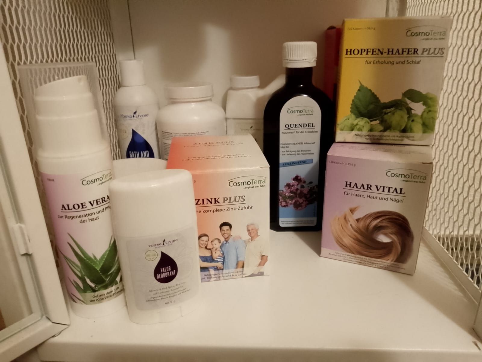 Foto von verschiedenen CosmoTerra-Nahrungsergänzungsmitteln im Schrank.