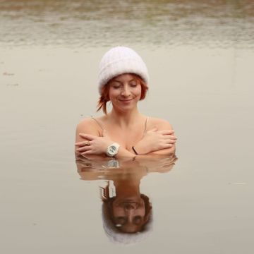 eisbaden berlin icebathing woman icebath girl red hair nature lake winter