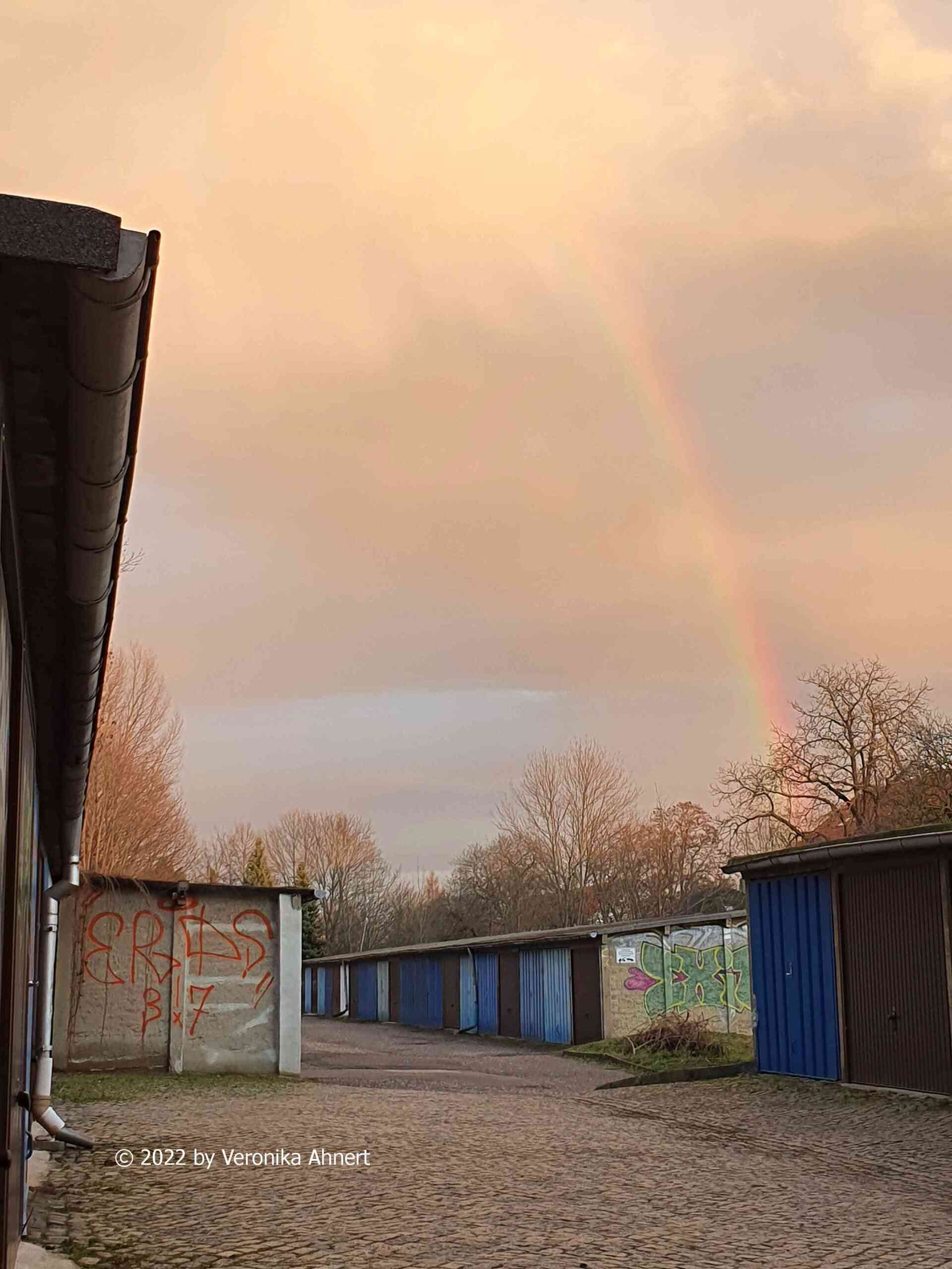 Regenbogen meets Garagenkomplex