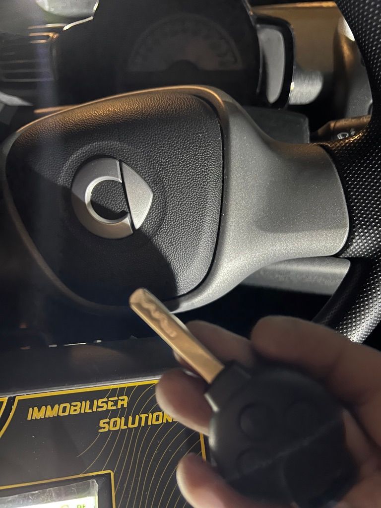 Hier haben wir einen neuen Autoschlüssel für einen Smart erstellen müssen. Es waren alle Schlüssel verloren, hier machten wir den Wagen wieder flott. 