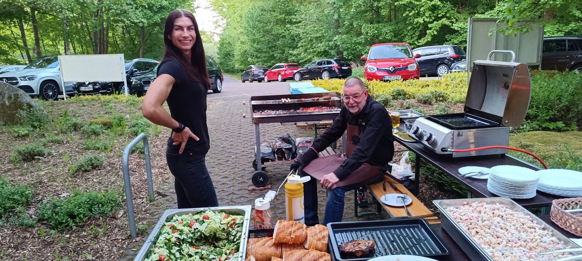 Um ca. 20 Uhr war das leckere Essen (Würstchen, Fleisch und Salat) so weit, dass gegessen werden konnte. Vielen Dank an dieser Stelle für das Korki-Team, die für die Speisung der Hungrigen gesorgt hatten.