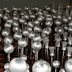 Zum trocknen auf einem nagelbrett aufgestellte Christbaumschmuck Kugeln Glocken Spitzen usw.