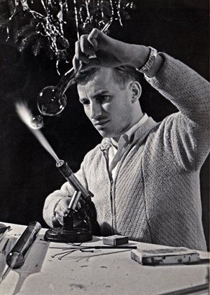 Günter Bäz fertigt bei einem Glaskännchen den Boden