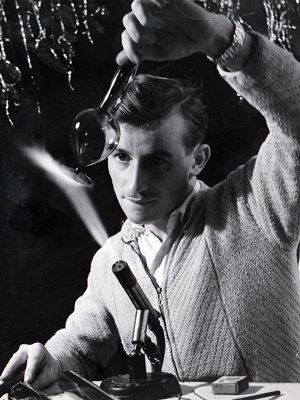 Günter Bäz fertigt bei einem Glaskännchen den Boden und kühlt ihn aus