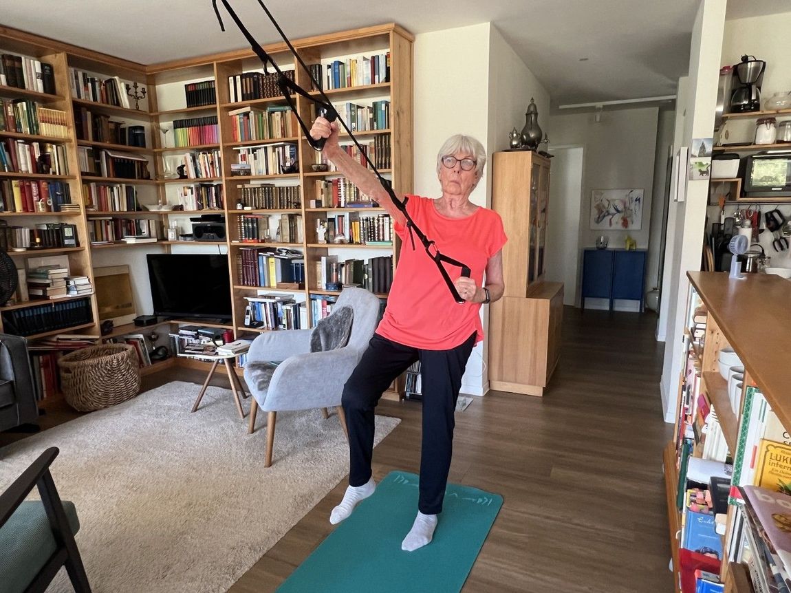 Individuelles Personal Training mit TRX-Trainer in Wohnzimmer-Atmosphäre für mehr Vitalität und Haltung.