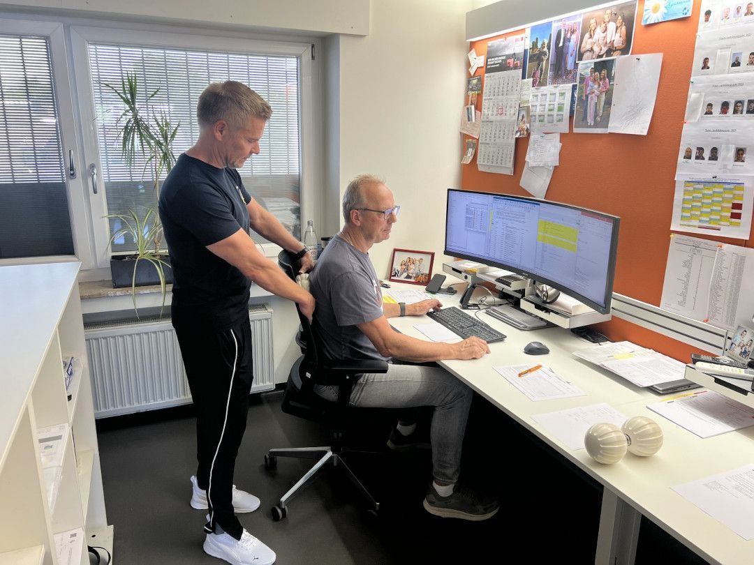 Betriebliche Gesundheitsförderung und Firmenfitness im Büro in Köln, Bonn und Düsseldorf direkt am Arbeitsplatz.