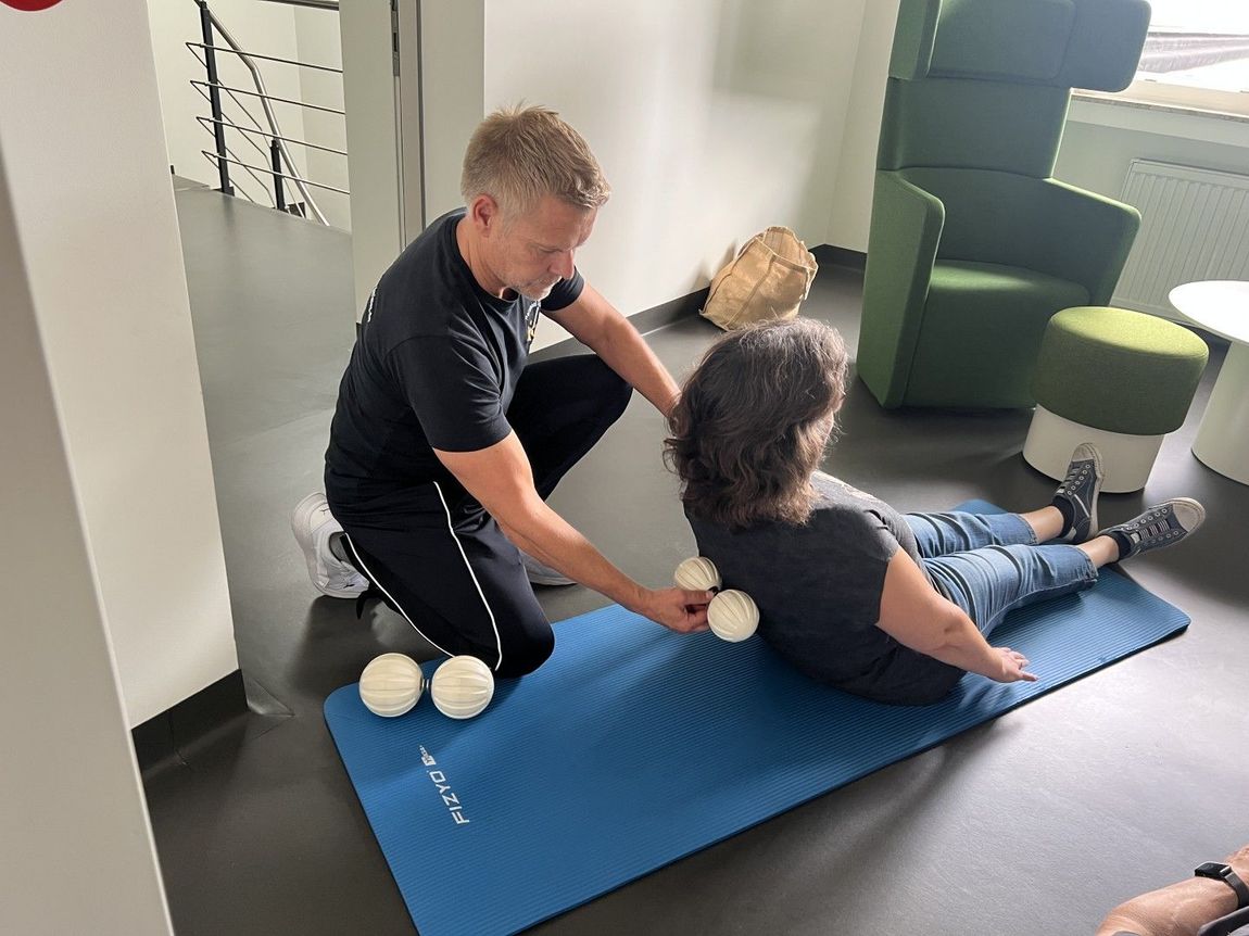 Gezielte Schmerzreduktion und Rückentraining mit der BALLance Methode nach Dr. Tanja Kühne für Bewegungsfreiheit.