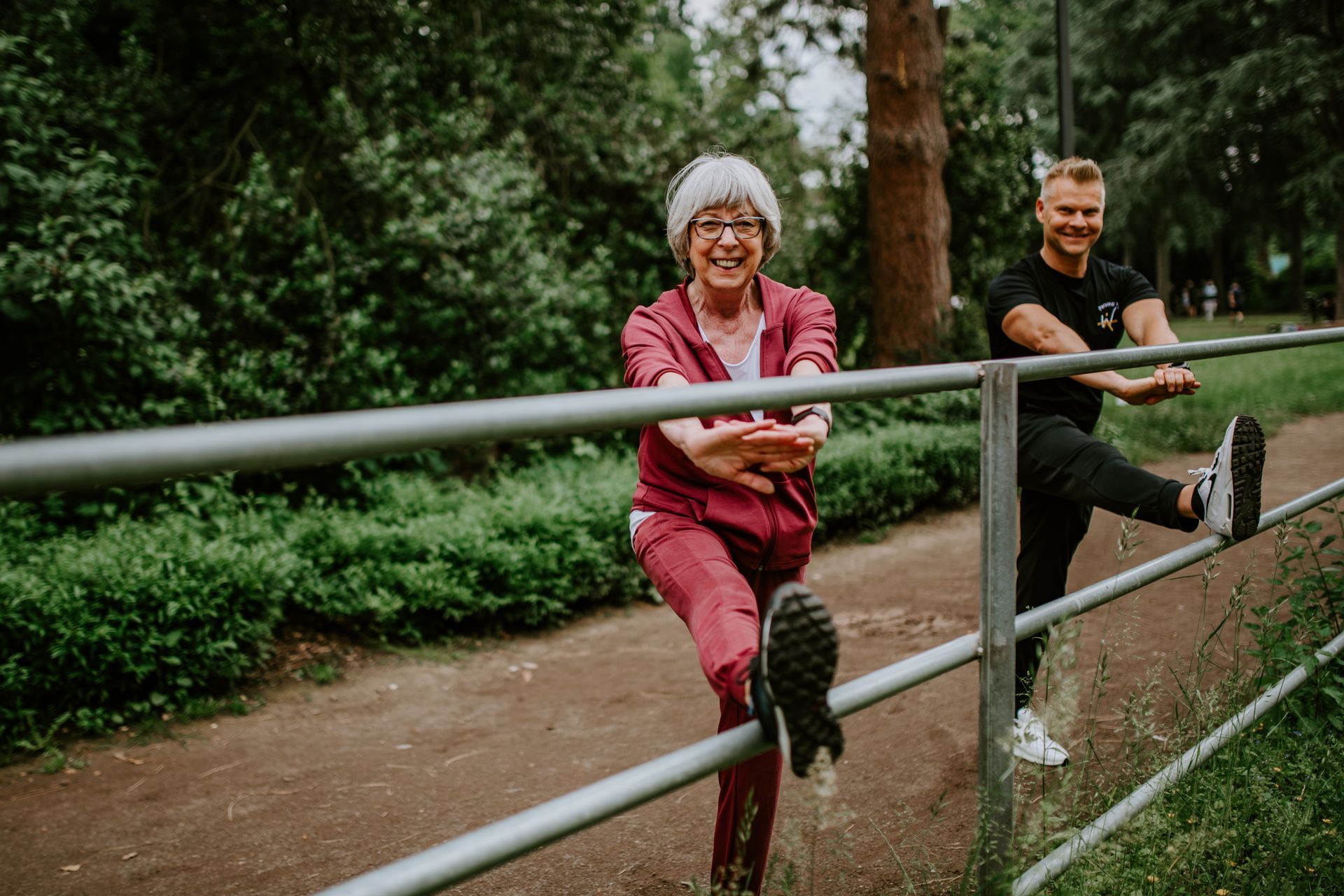 Mit über 20 Jahren Erfahrung: Ganzheitliches Personal Training und Dehnübungen im Park für mehr Lebensqualität.