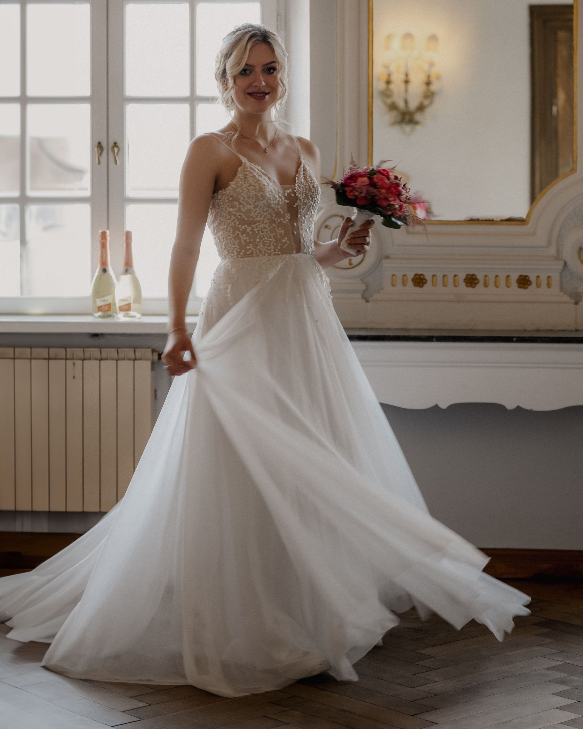 glückliche Braut in ihrem Kleid - Hochzeitsfotograf