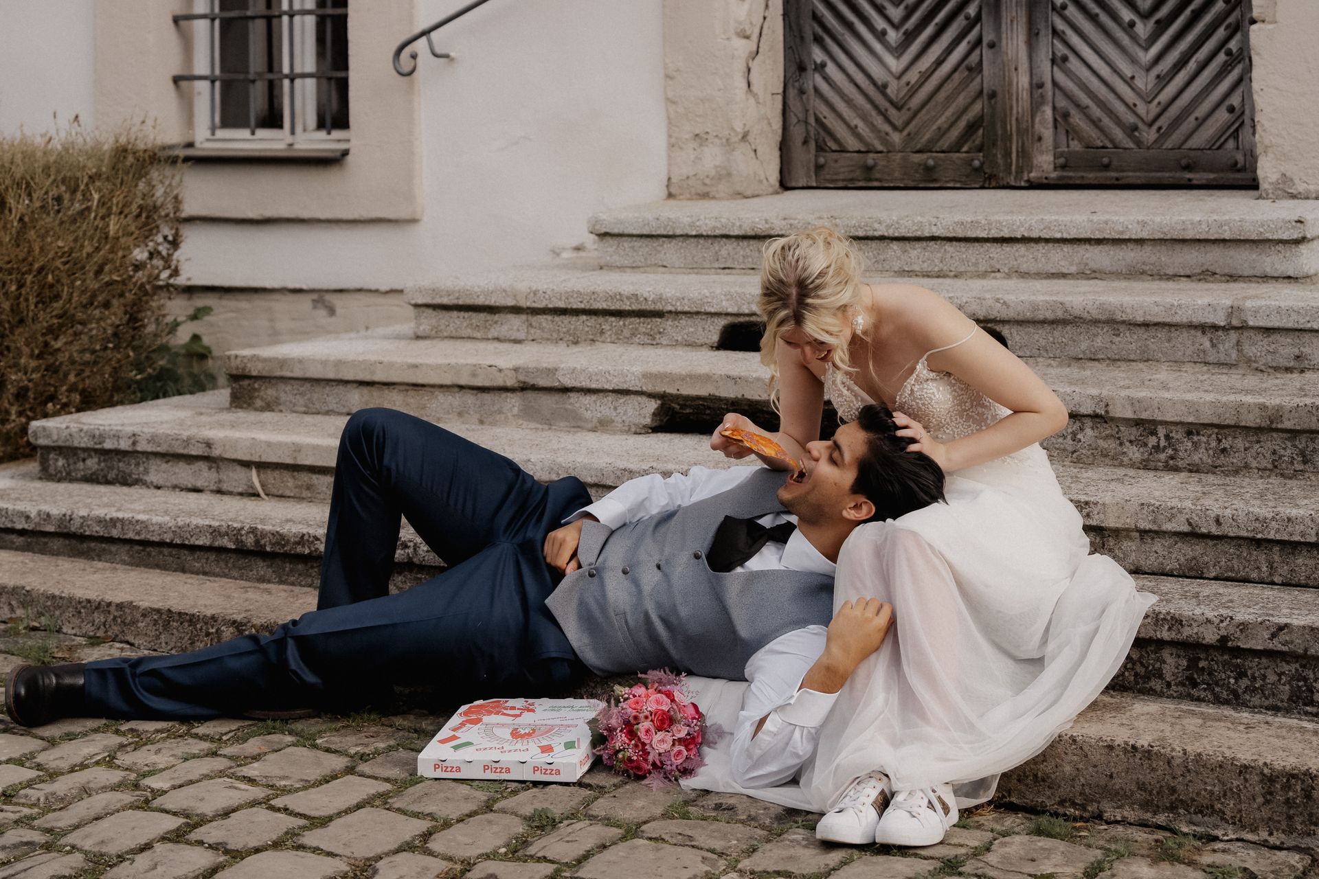 Pizza essen Hochzeit Shooting