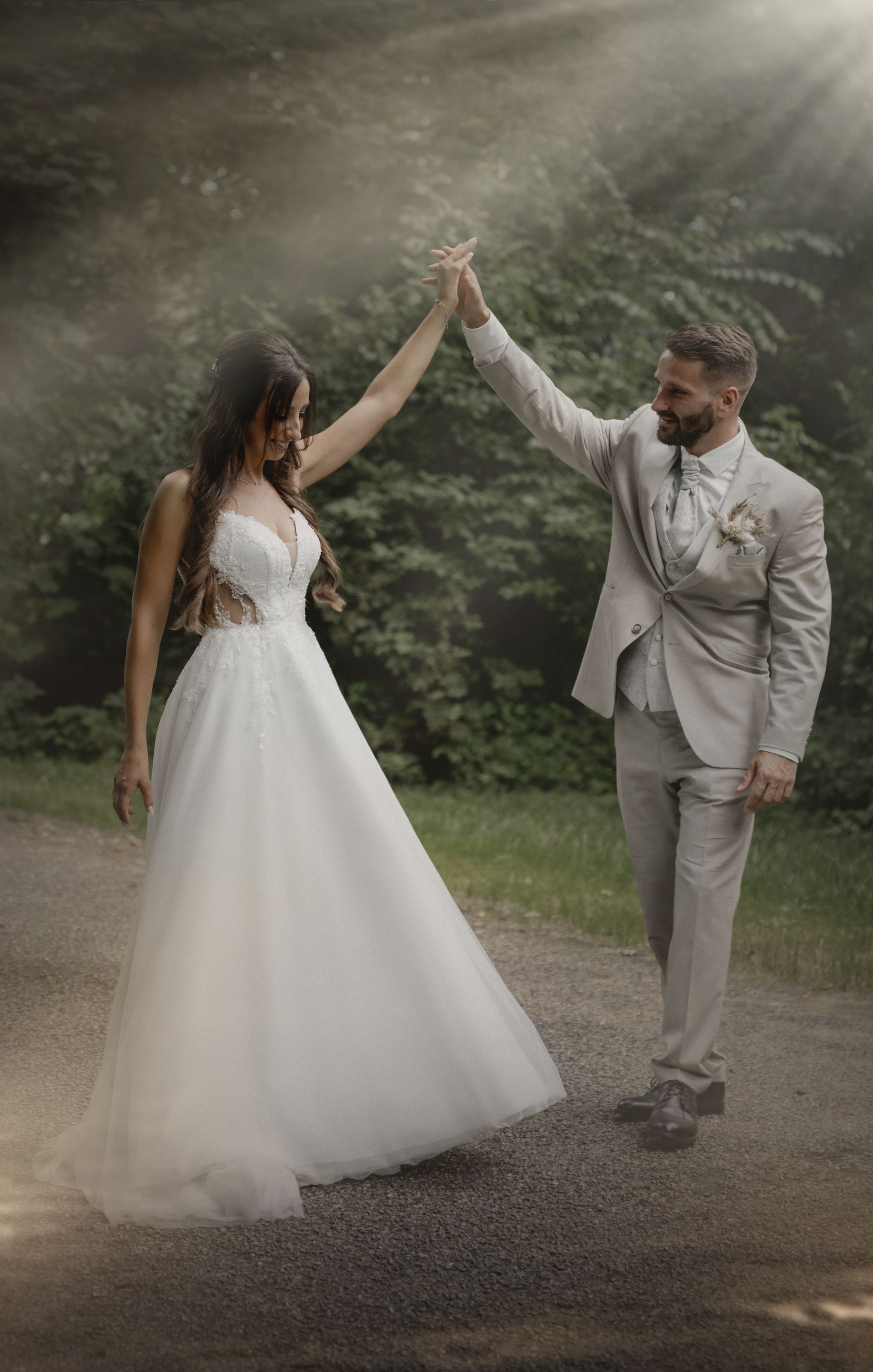 Dein Hochzeitsfotograf - Brautpaar beim Hochzeitsshooting im Abendlicht 