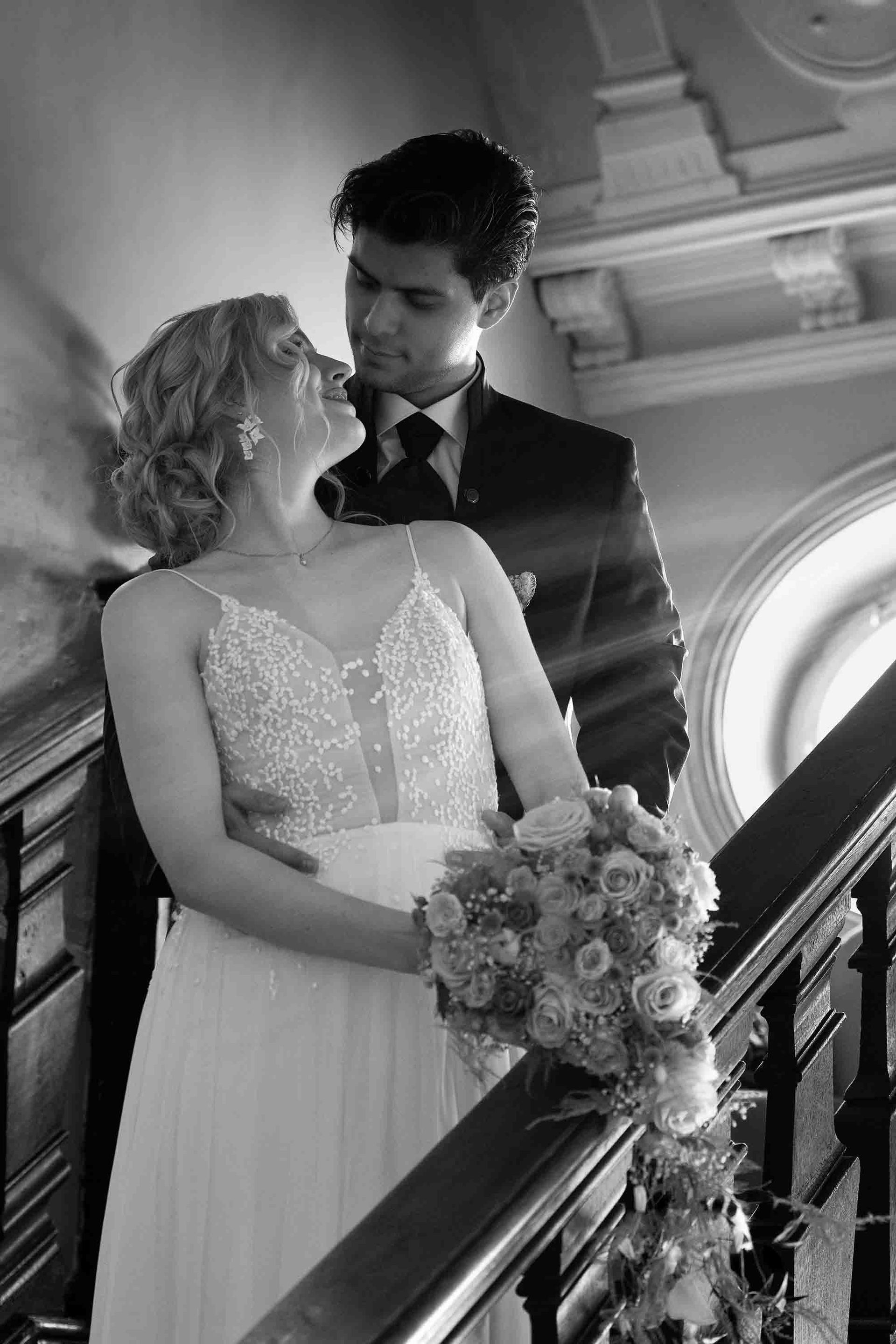 glückliches Brautpaar nach der Trauung - Hochzeit