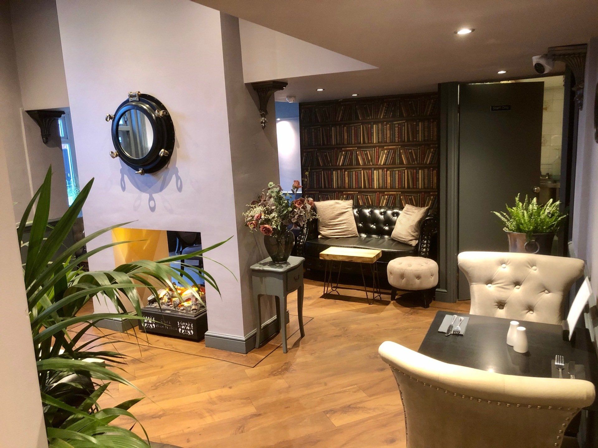 Cafe Bar N'ista Bar Bistro and Boutique Rooms in the Heart of Birkdale