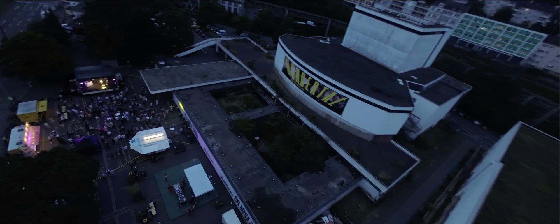 Eine Drohnenaufnahme von dem Pina Bausch Zentrum in Wuppertal