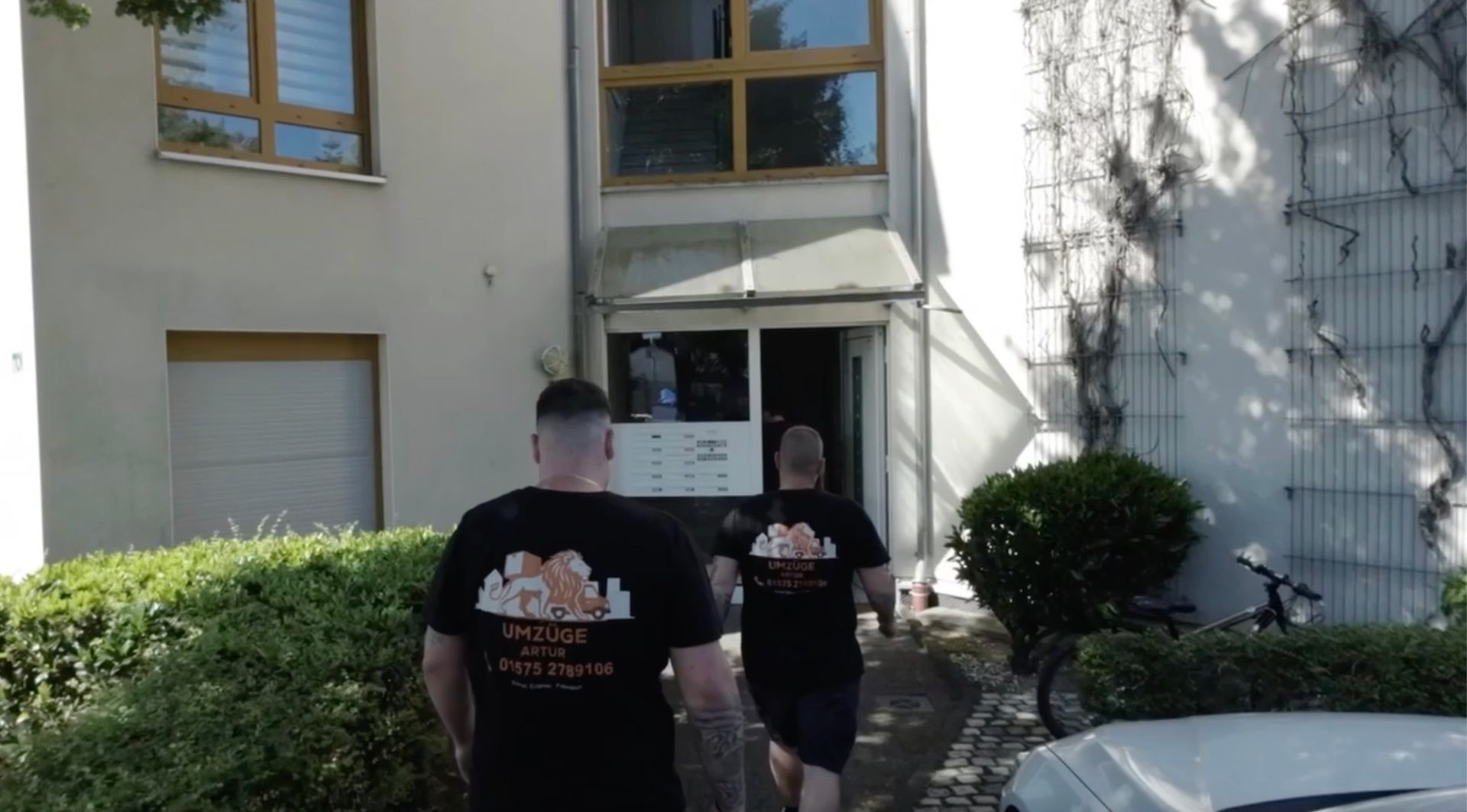 Ein Umzugsunternehmen welches Möbel in eine Wohnung trägt.