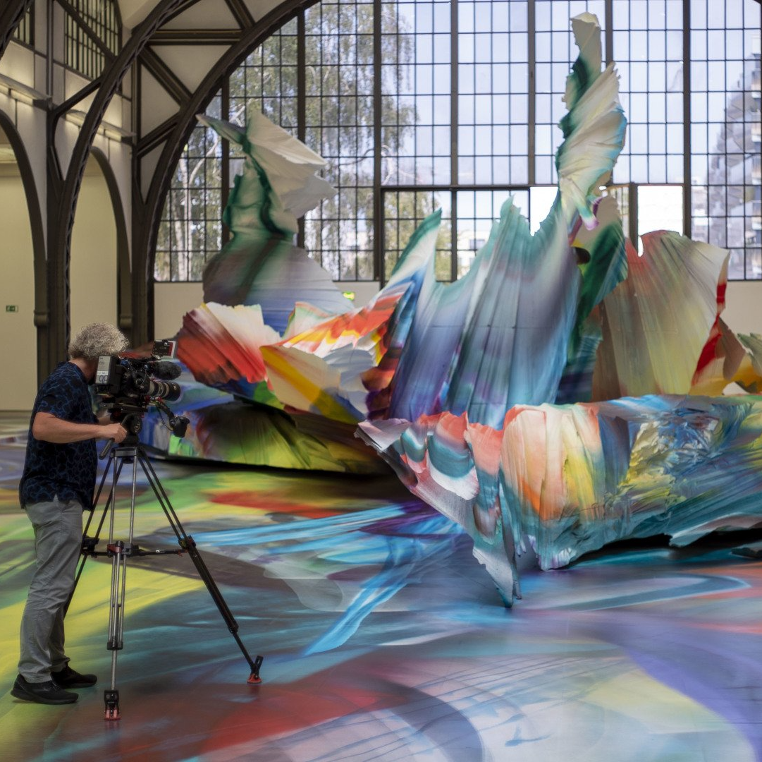 pictures in motion Kameramann dreht Ausstellungstücke