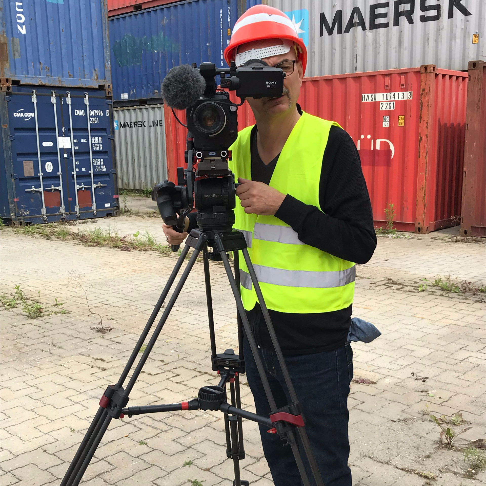 pictures in motion Kameramann in Sicherheitskleidung