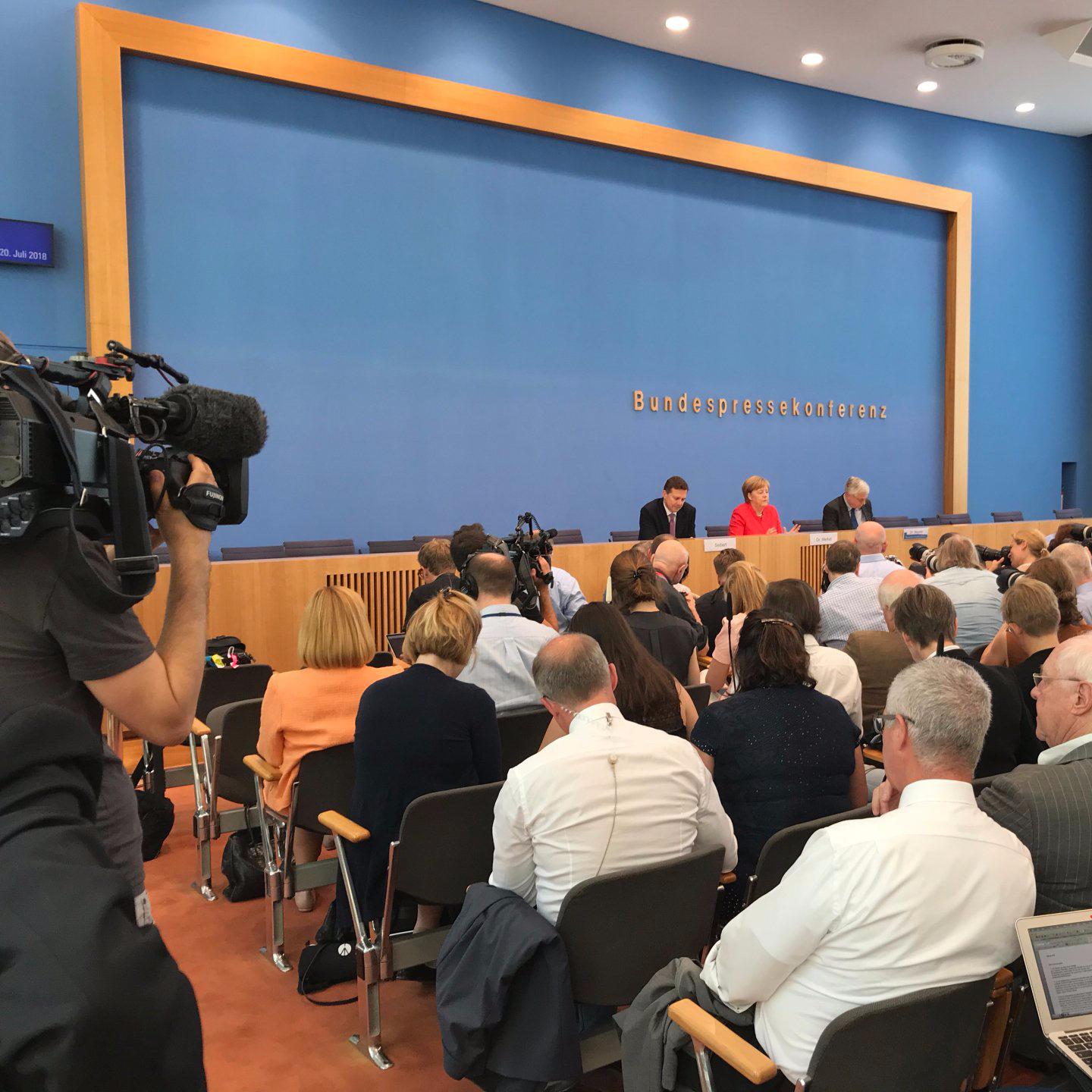 pictures in motion Kamerateam bei der Bundespressekonferenz in Berlin