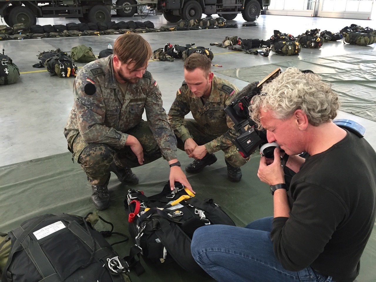 pictures in motion Kameramann Dreh mit Soldaten