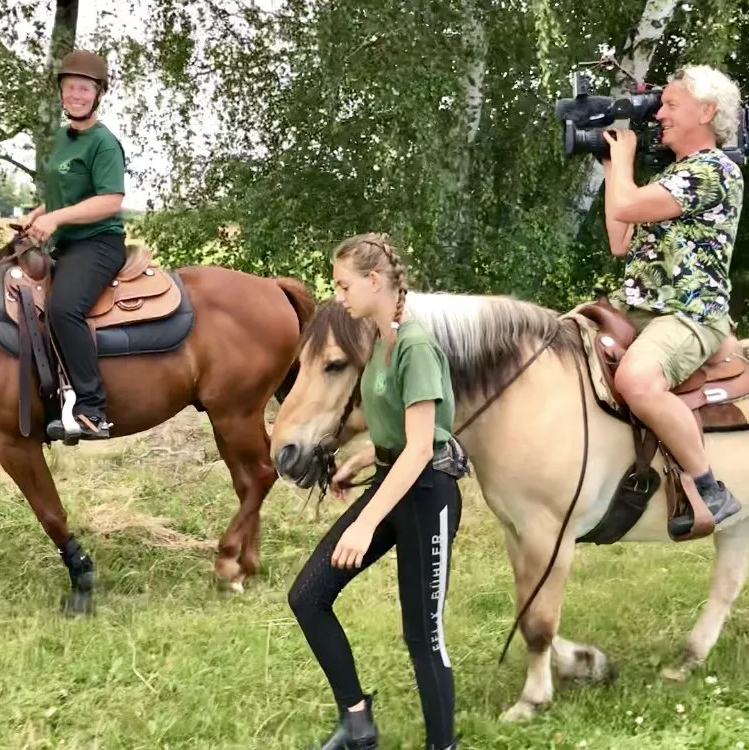 pictures in motion Kameramann beim drehen auf dem Pferd