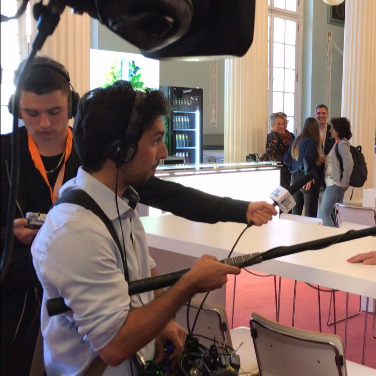 pictures in motion Kameraassistent beim Interview