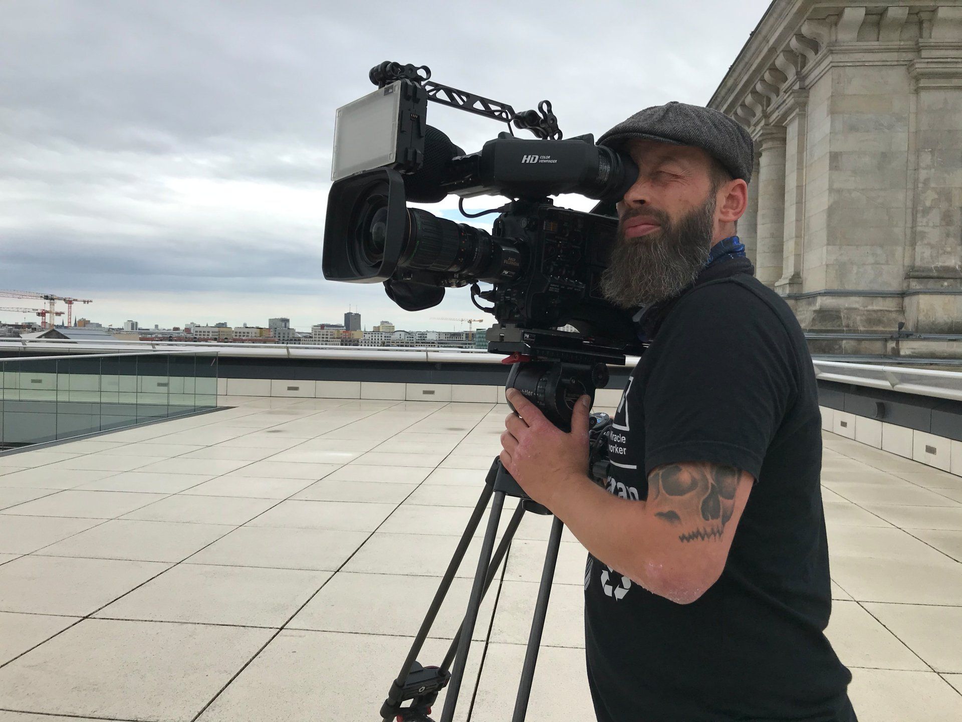 pictures in motion Kameramann bedient die Panasonic AJ-PX 5000