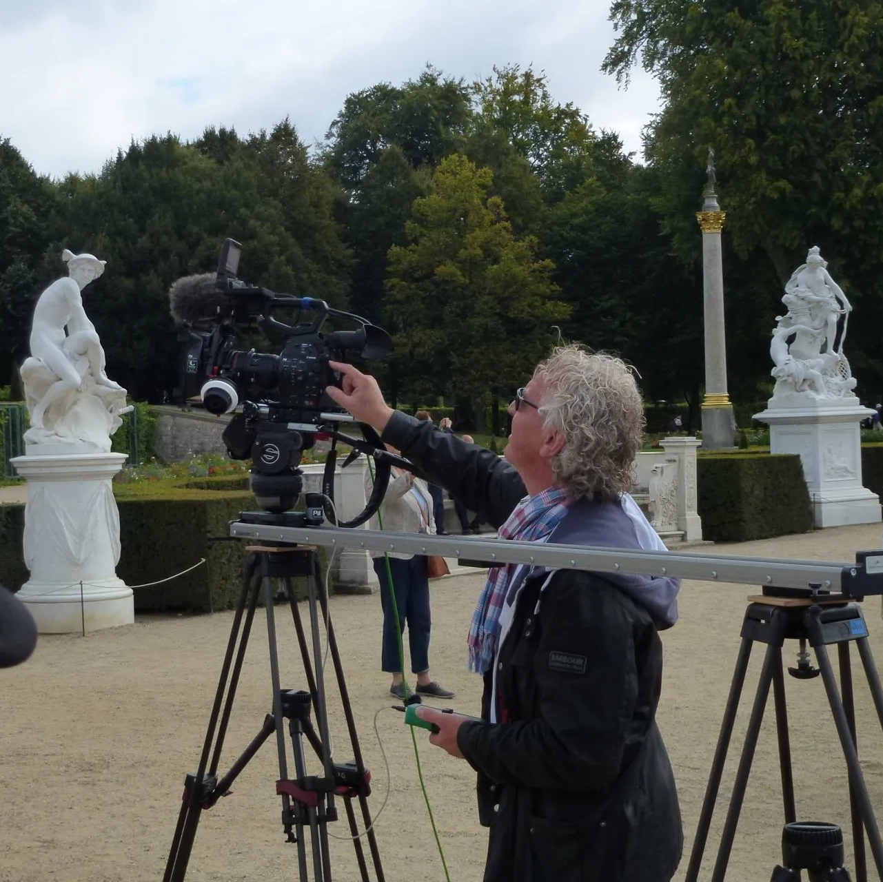 pictures in motion Kameramann bedient die Canon C300 auf dem Slider