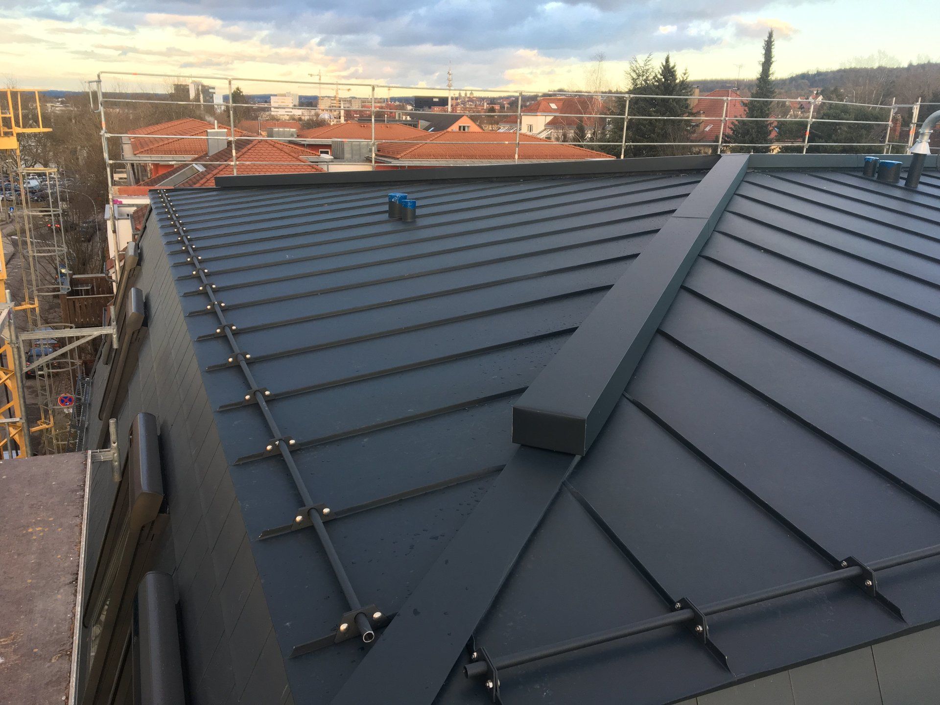 Blechdach Metalldach Stehfalzdach Doppelstehfalzdach Alu Anthrazit Zink Titantink Kuper 7016 703, Dachrinne, Regenrinne, Dachabdeckung, Blechdach, Blechmontage, Metalldach, Blechverkleidung, Dachdecker, Bedachungen, Zink, Kupfer, Edelstahl, Alu, Ravensburg, Kosten, Blechner, Blechverkleidung, Blechdach, Dachsanierung, Dacheindeckung, Dachblech, Stehfalz