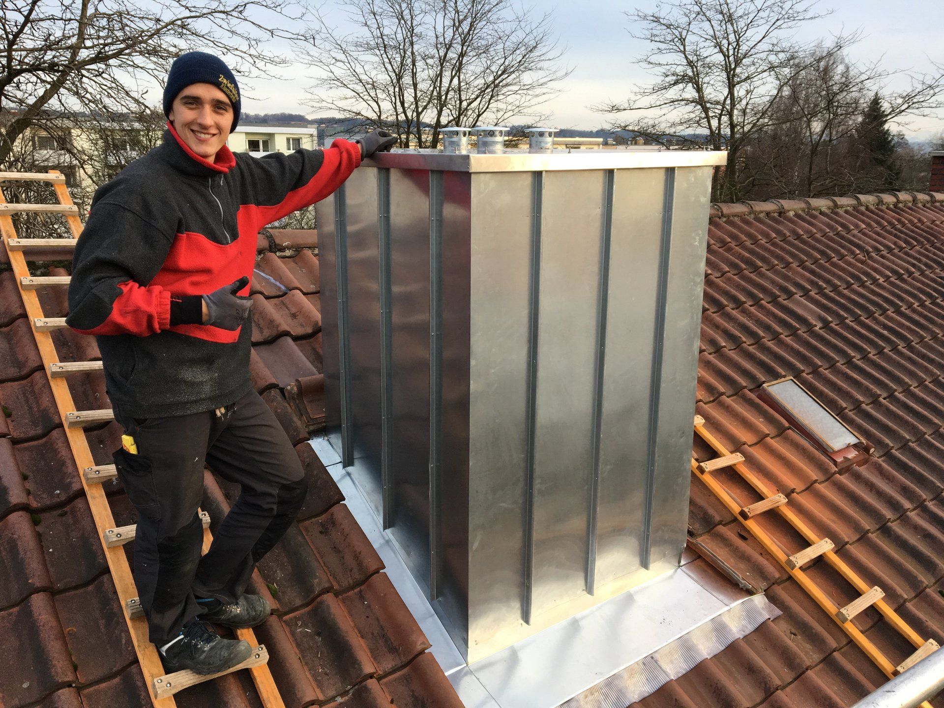 Kaminverkleidung Kamineinfassung Schornsteinverkleidung Schornsteinenfassung Kaminhut, Kamineinfassung, Blechmontage, Blechverkleidung, Kaminabdeckung, Kaminblech, Klempnertechnik, Spenglerei, Dachblech, Sturmschaden, Dach