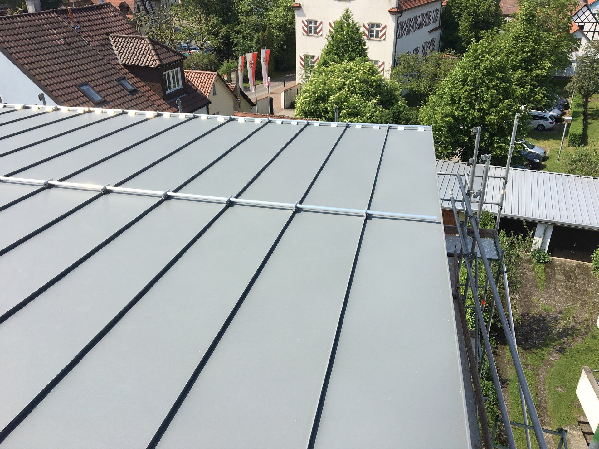 Blechdach Metalldach Stehfalzdach Doppelstehfalzdach Alu Anthrazit Zink Titantink Kuper 7016 703, Dachrinne, Regenrinne, Dachabdeckung, Blechdach, Blechmontage, Metalldach, Blechverkleidung, Dachdecker, Bedachungen, Zink, Kupfer, Edelstahl, Alu, Ravensburg, Kosten, Blechner, Blechverkleidung, Blechdach, Dachsanierung, Dacheindeckung, Dachblech, Stehfalz