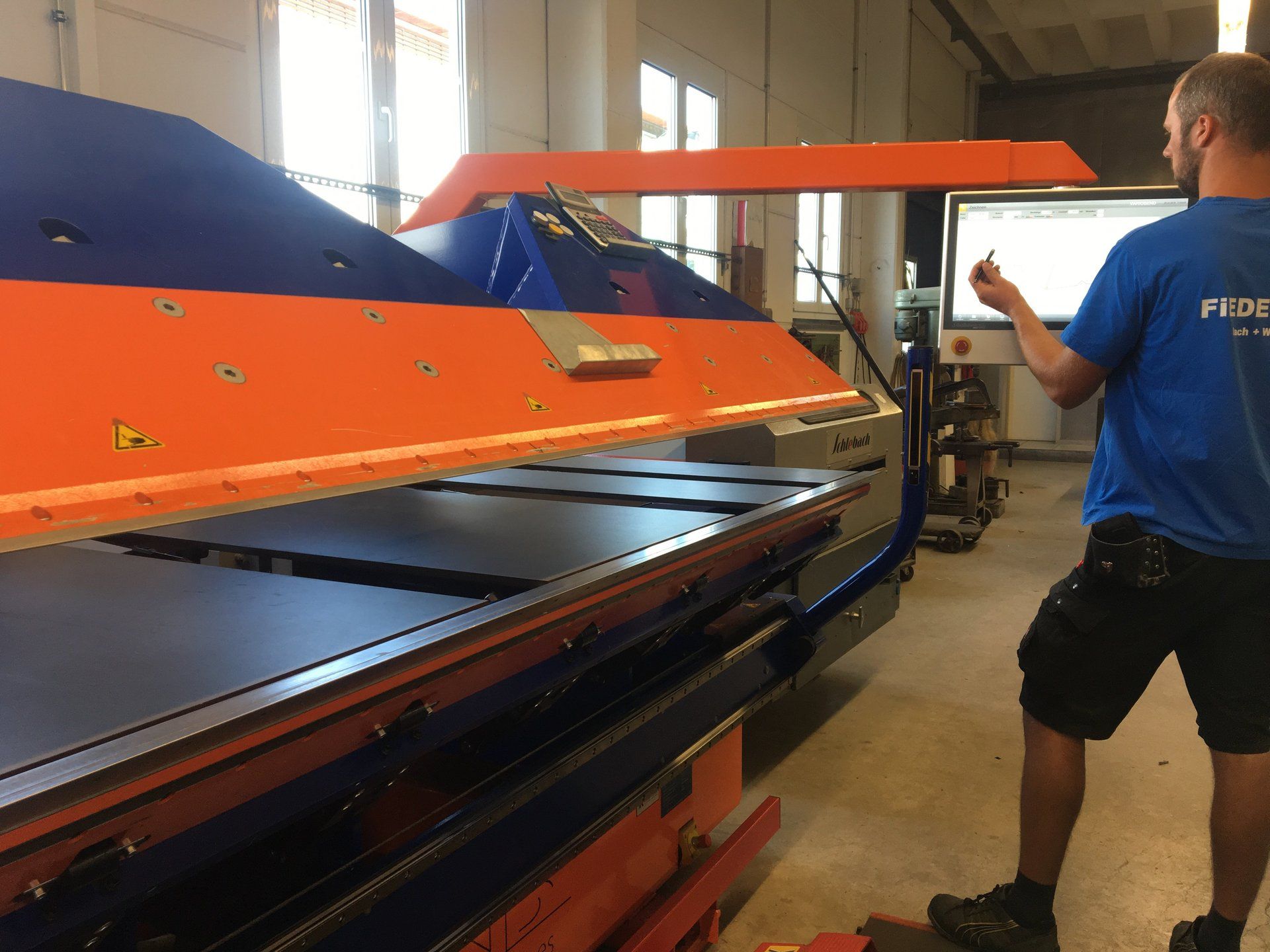 Fiederer Ravensburg, Blechbearbeitung, Flaschner, Blechner, Spengler, Metall, Kanten, Biegen, Biegemaschine, Meisterbetrieb, Meister,