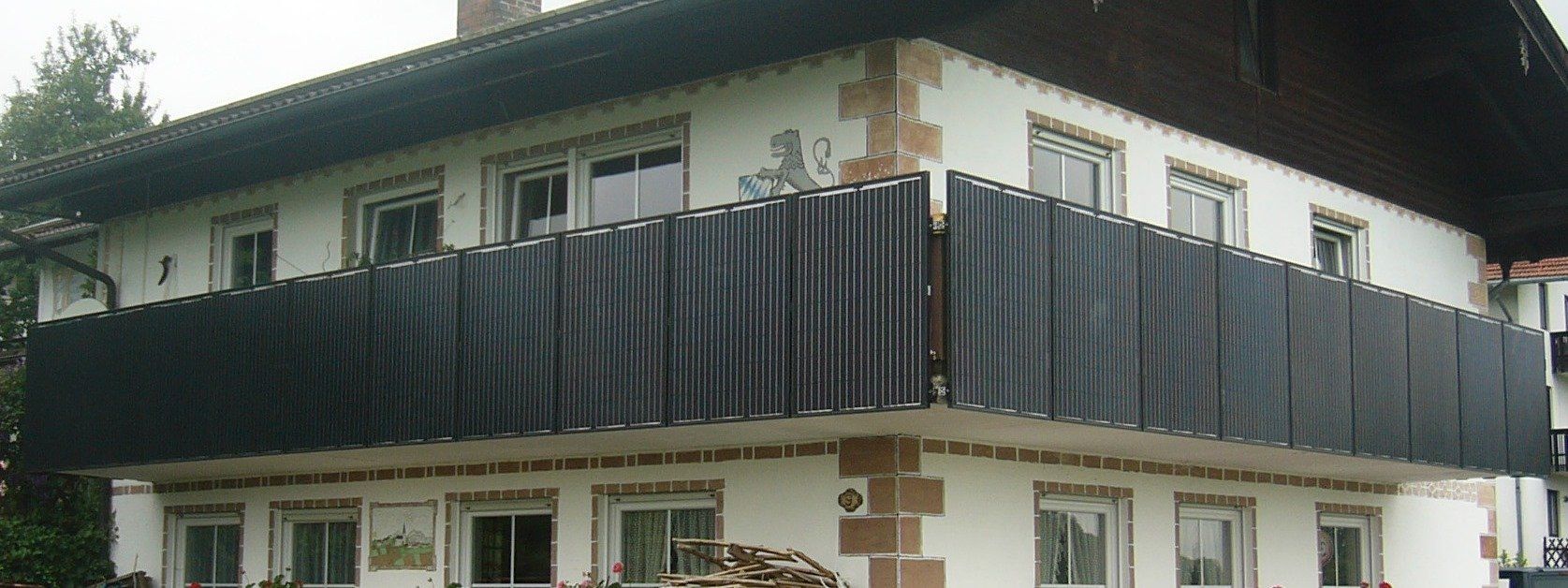 Auch der Balkon kann zur Befestigung der Photovoltaikanlage genutzt werden.