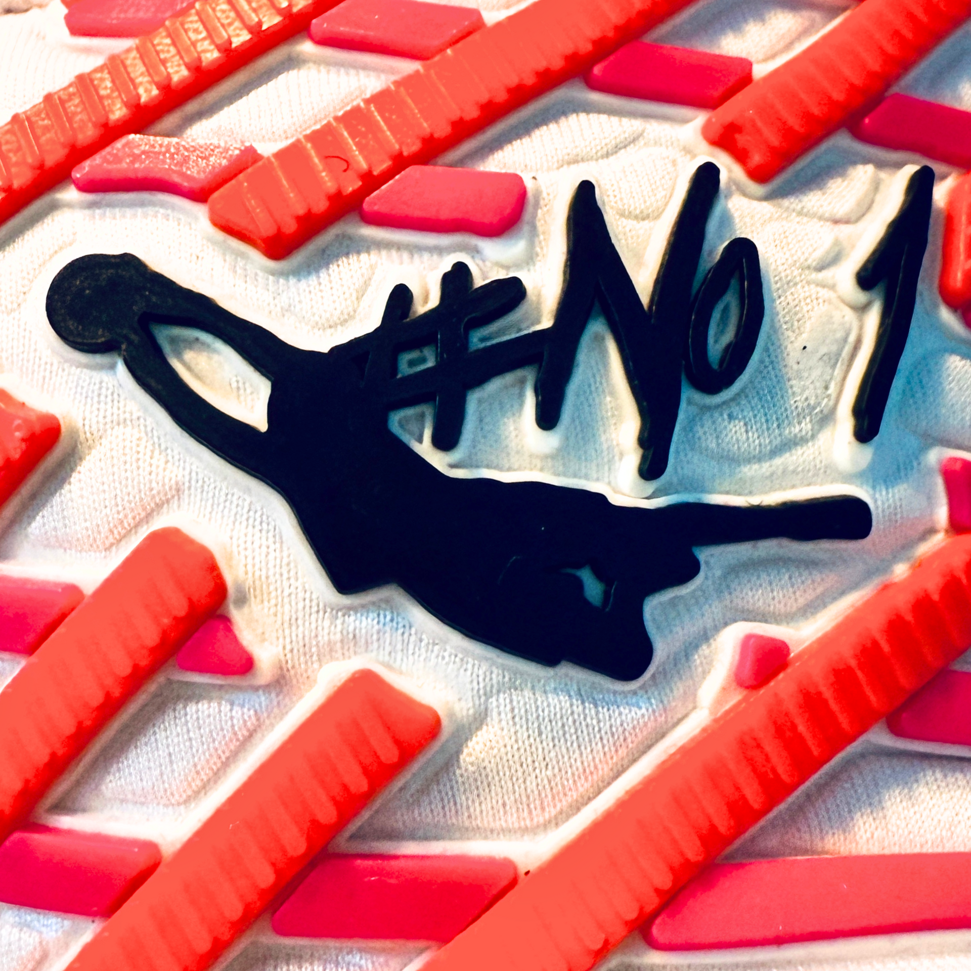 Nahaufnahme No1 Branding Logo in schwarz auf der Oberseite des Torwarthandschuhs