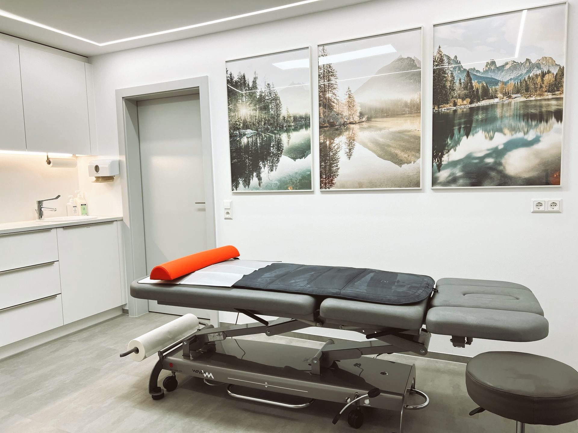 Modern, hell und freundliches Behandlungszimmer mit Therapieliege für die Schmerztherapie in Kohlberg.