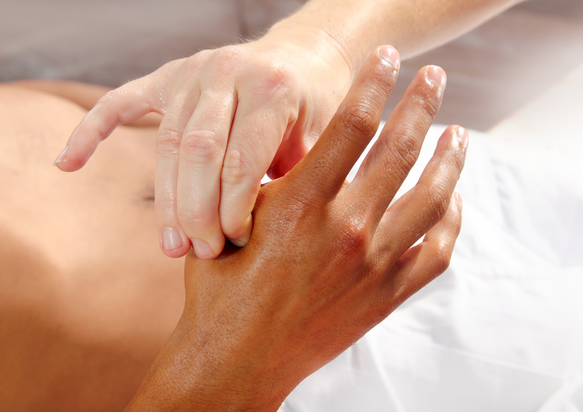 Handreflexzonenmassage kann nicht nur Blockaden lösen, sondern auch Schmerzen lindern, die Verdauung fördern oder die Konzentrationsleistung verbessern.
