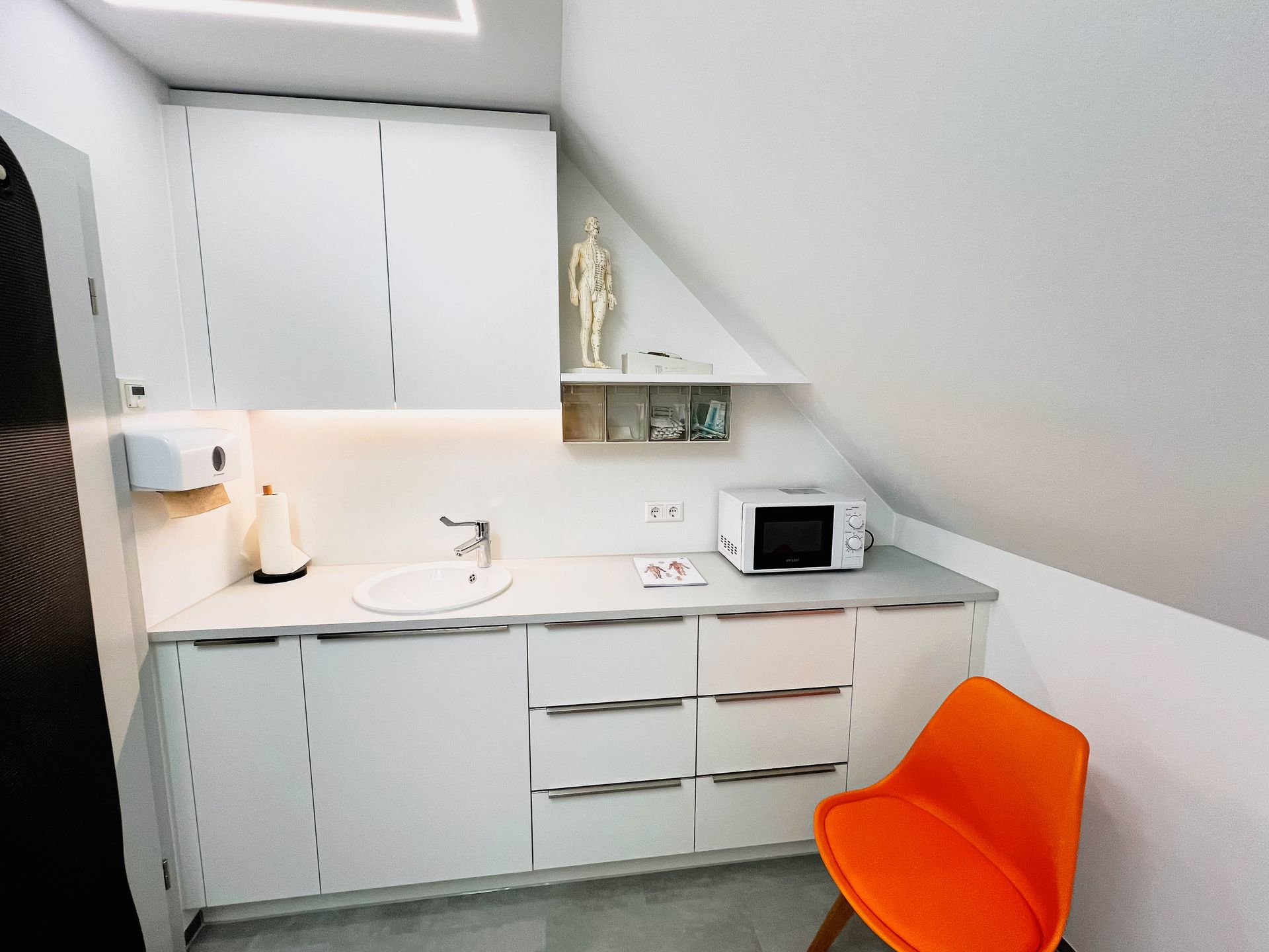 Moderner Praxisraum Waschbecken, Geräte