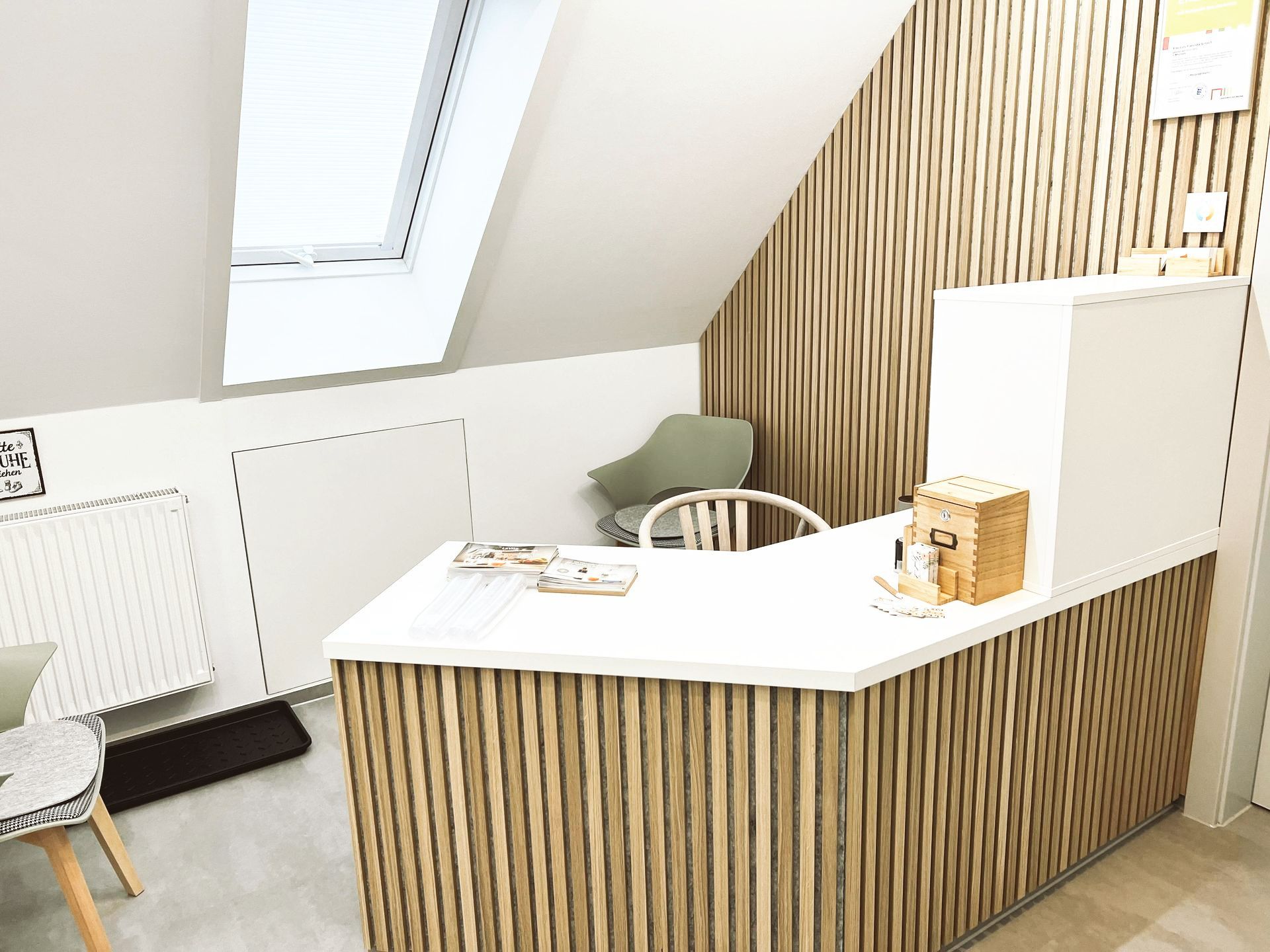 Eingangsbereich und Tresen in der modernen Praxis für Schmerztherapie in Kohlberg.