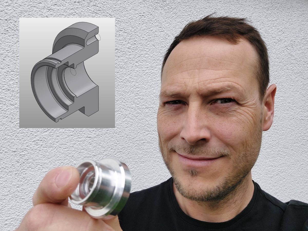 Manuel Kugler hält ein Drehteil in die Kamera. Zusätzlich ist noch ein geschnittenes CAD-Modell dieses Teils zu sehen