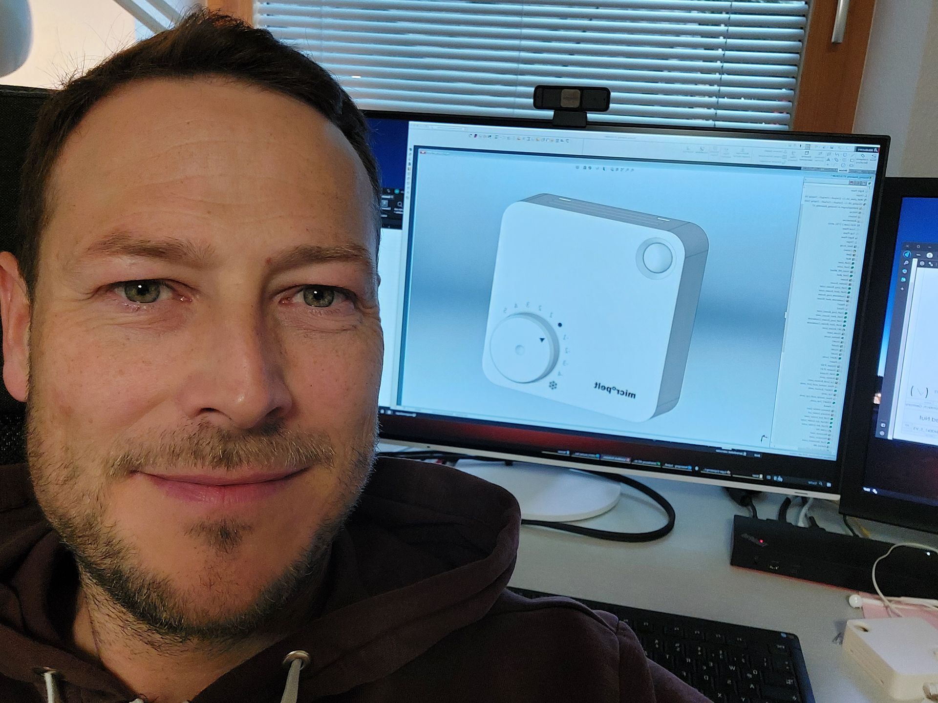 Manuel Kugler vor einem Bildschirm, der ein CAD-Modell anzeigt