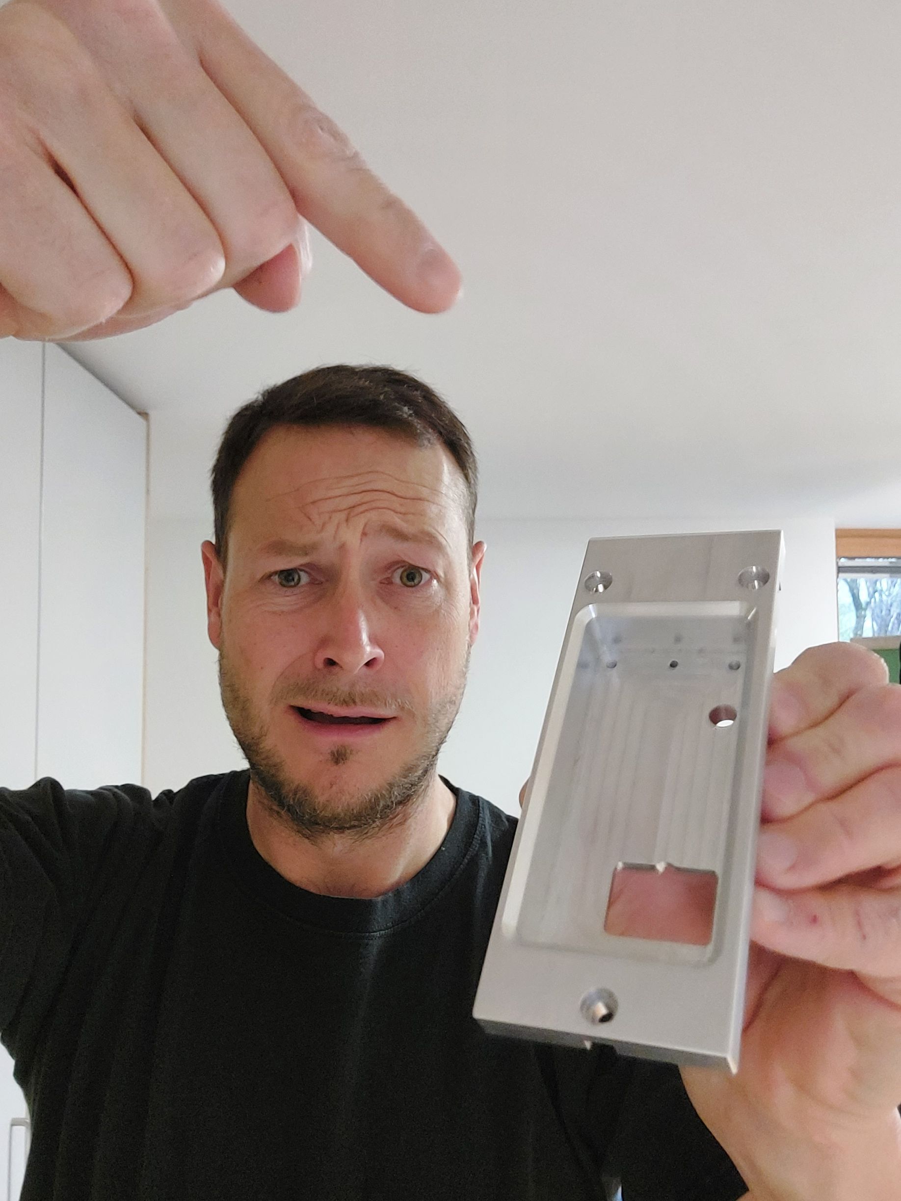 Manuel Kugler hält ein zerspantes Teil in die Kamera