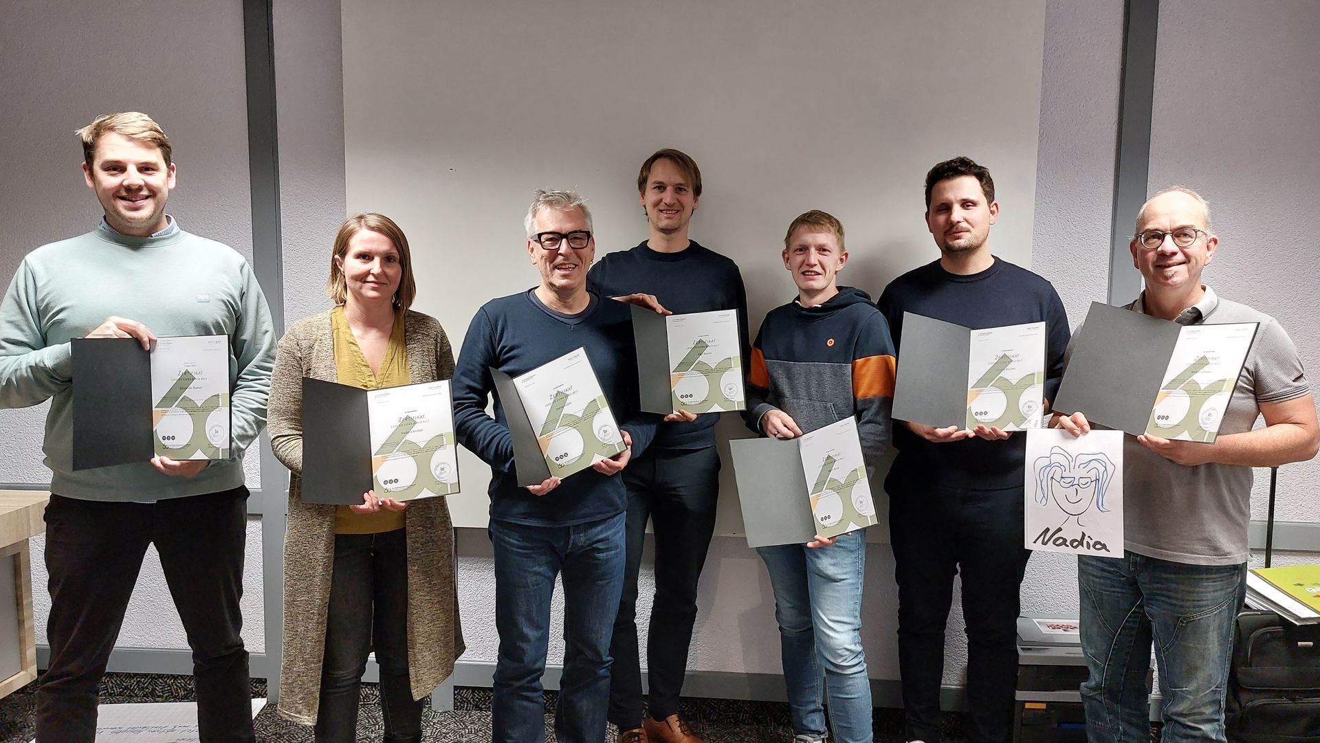Teilnehmende mit ihren Zertifikaten LEAN Six Sigma Black Belt Qualifizierung