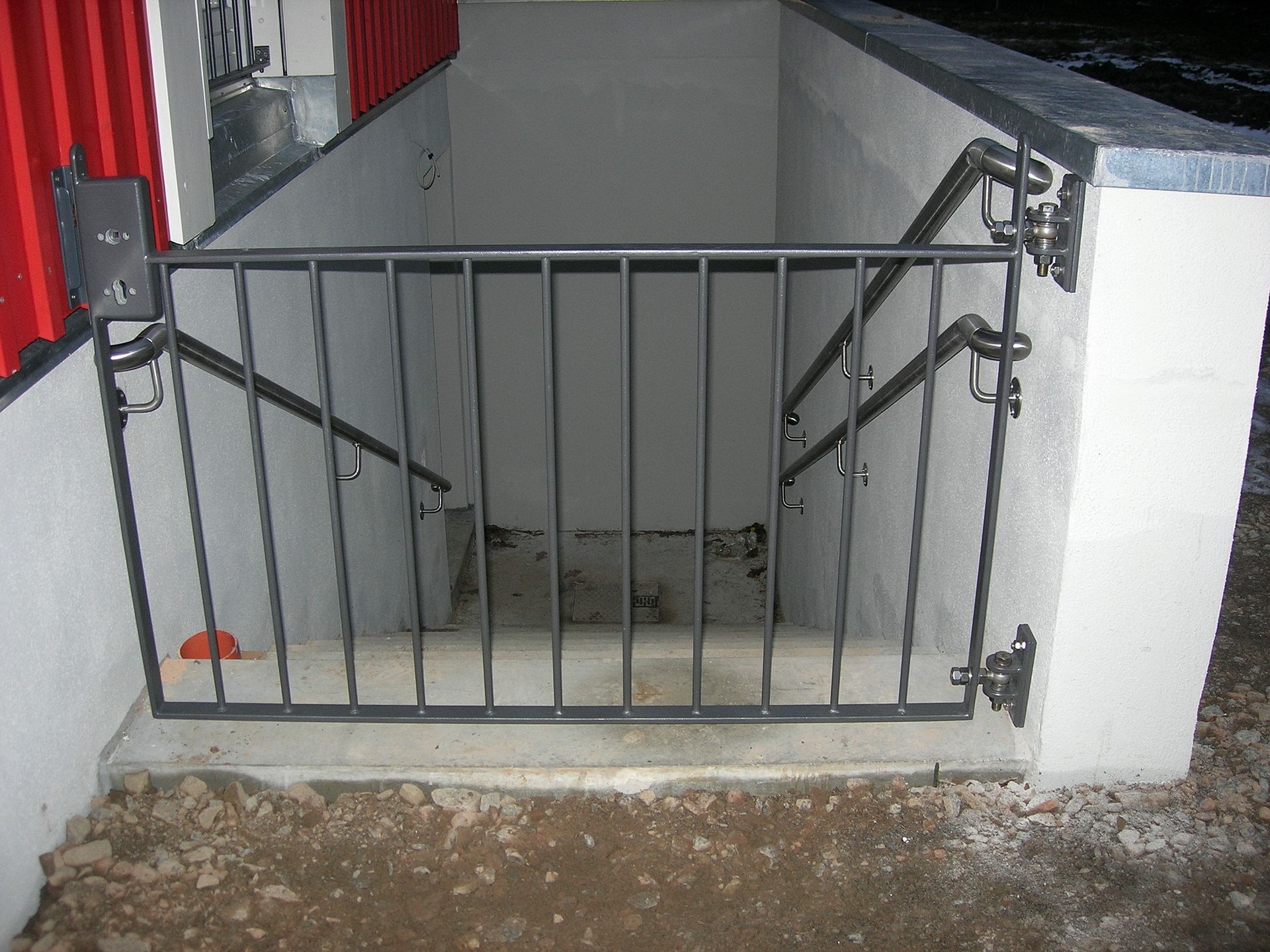 Außentürchen Treppenabgang, vorbereitet für VA-Handlauf, Zink, Pulverbeschichtung