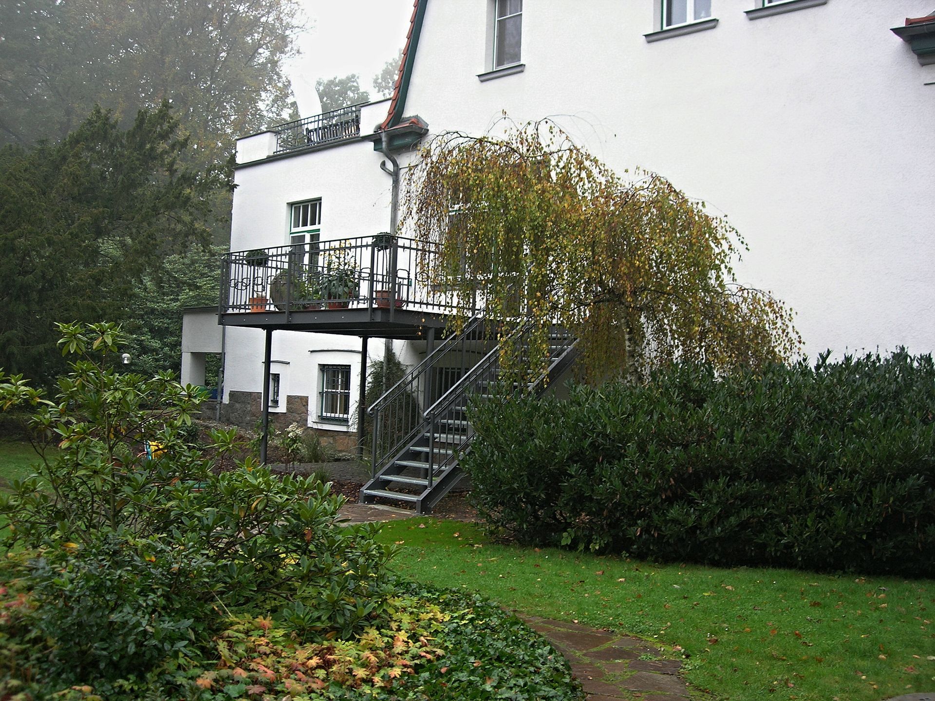 Terrasse mit Treppe und Geländer, Metall, Schmiedeeisen