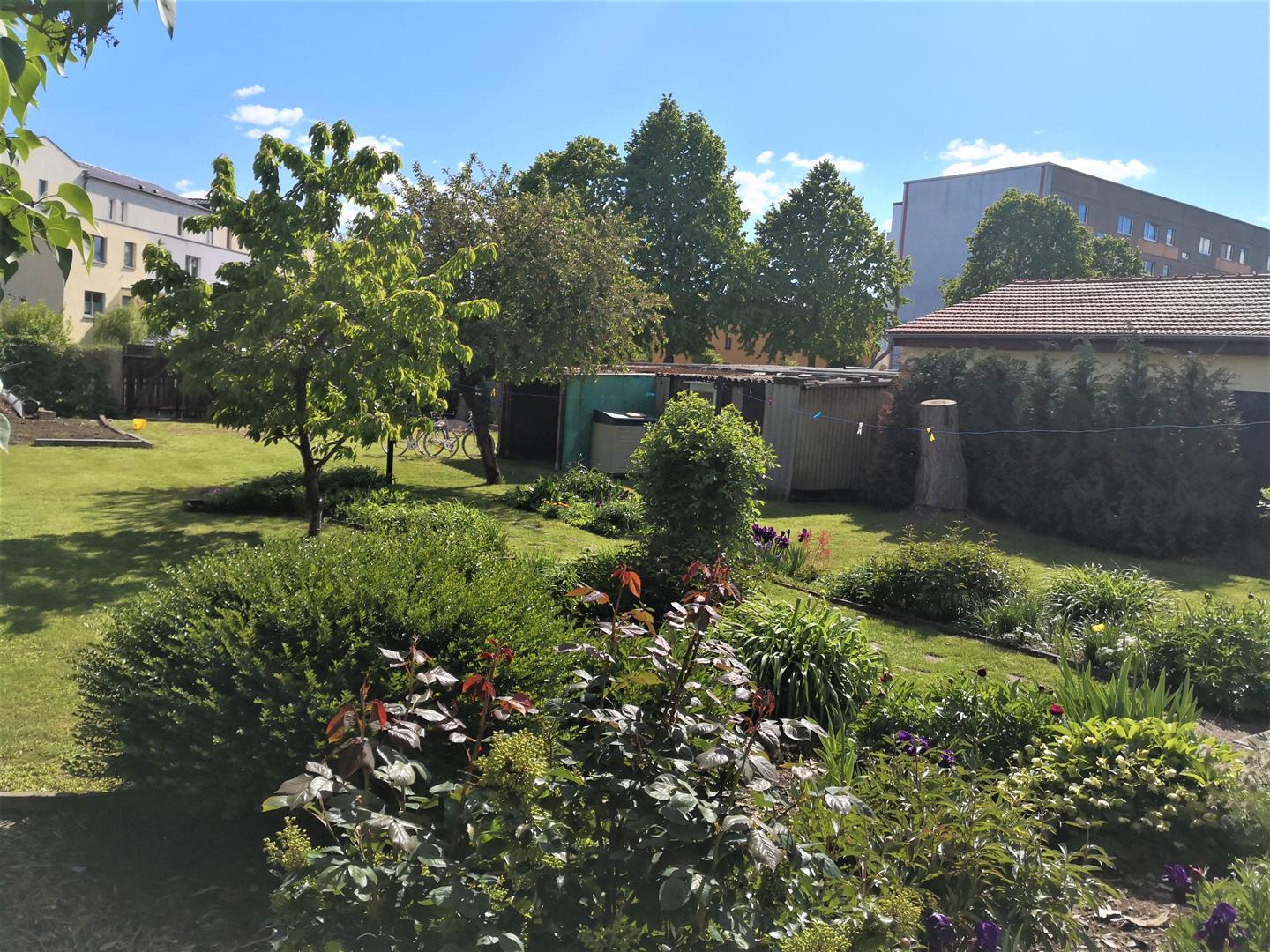 Haus mit Gewerbeeinheit und großem Garten im Neustädter Feld