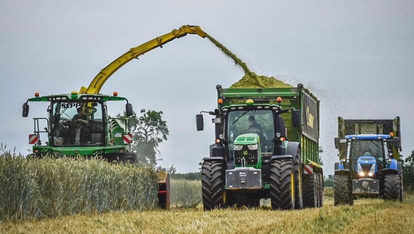 John Deere Häcksler beim GPS häckseln, mit John Deere und Krone Abfahrwagen, Team Agri-Crew