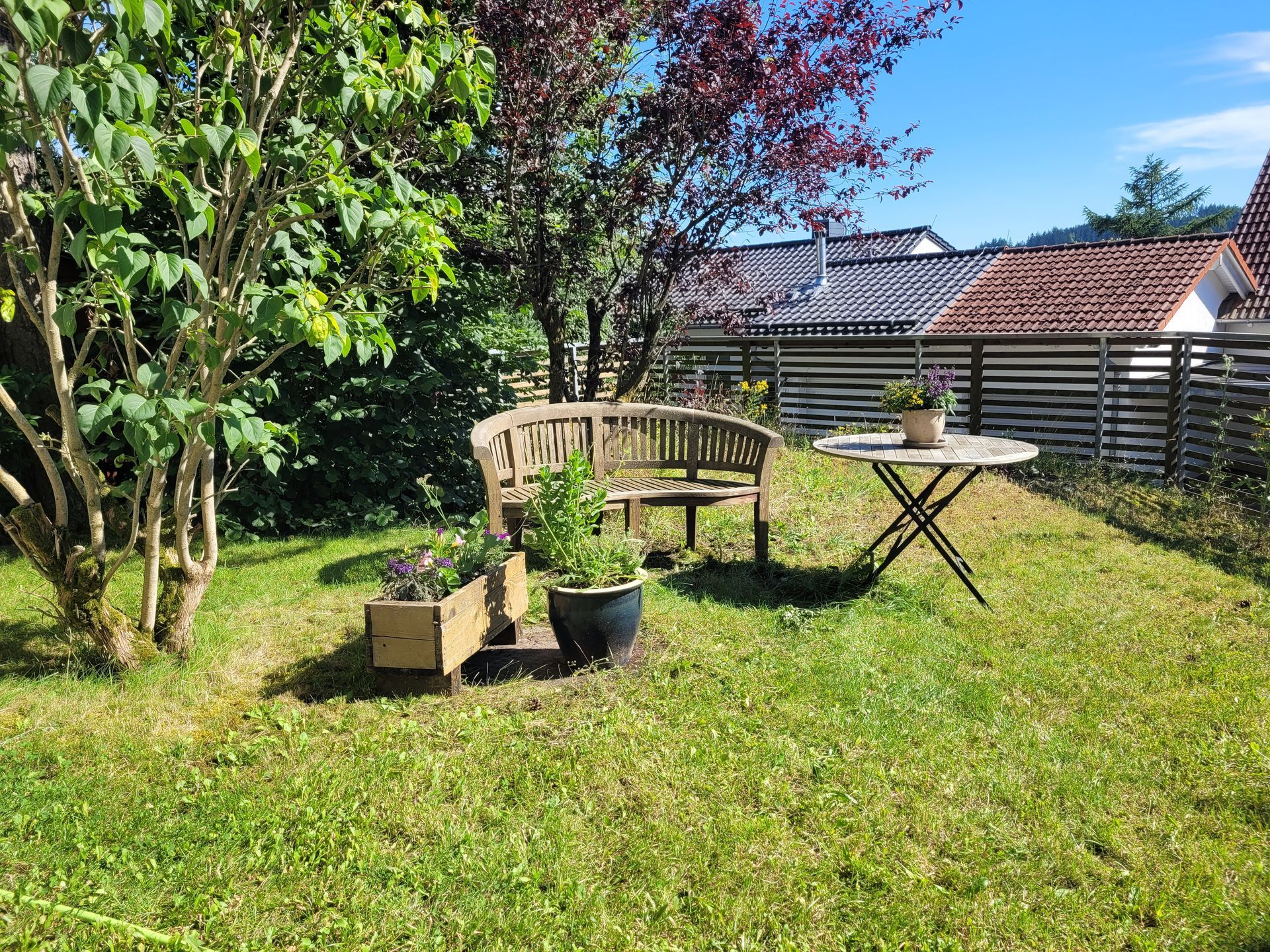 Gemütliche Sitzgelegenheit im Garten – ideal zum Entspannen und Kraft tanken.