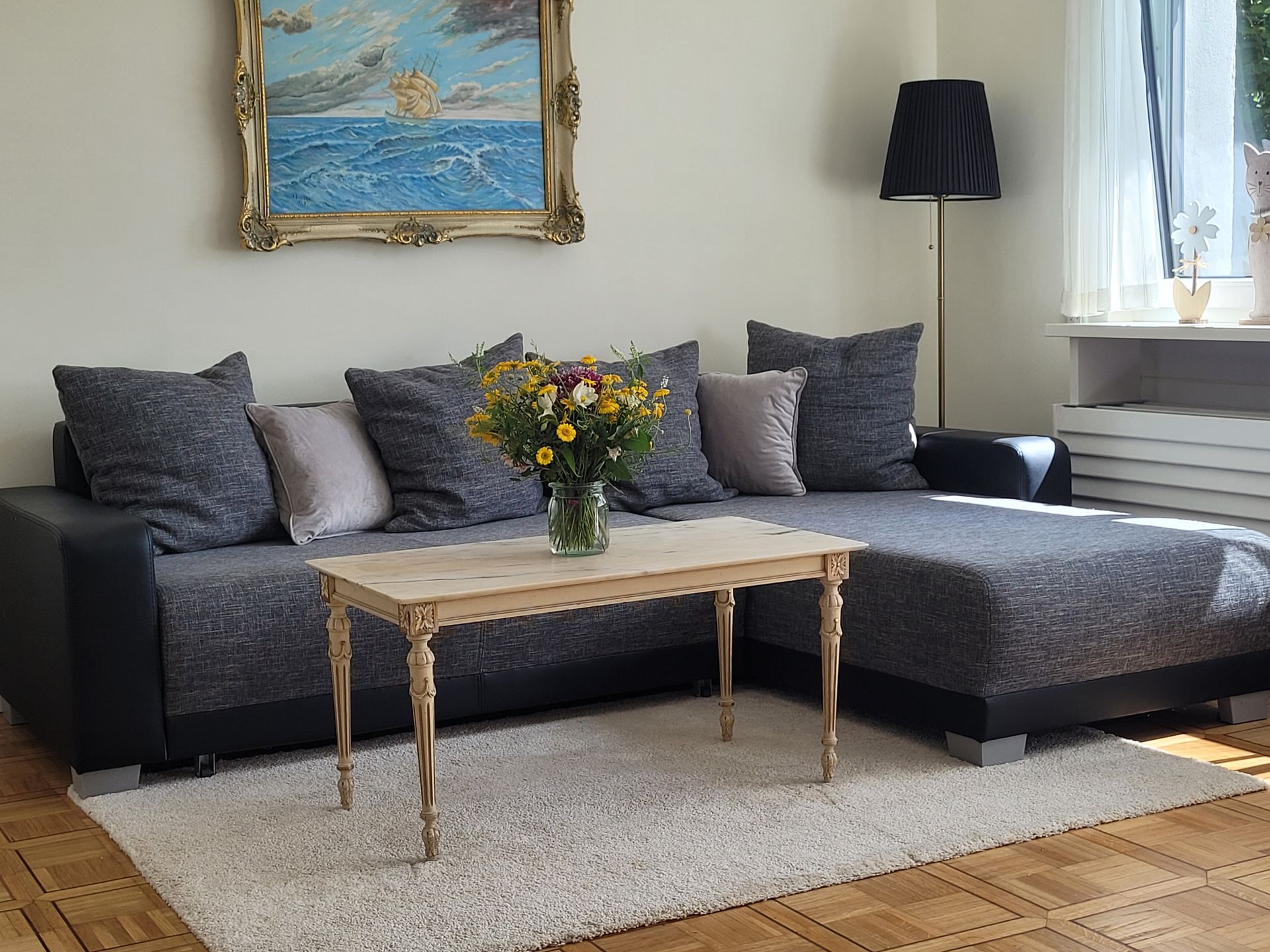 Einladende Couchecke mit Ausziehfunktion – ideal als zusätzliche Schlafmöglichkeit.