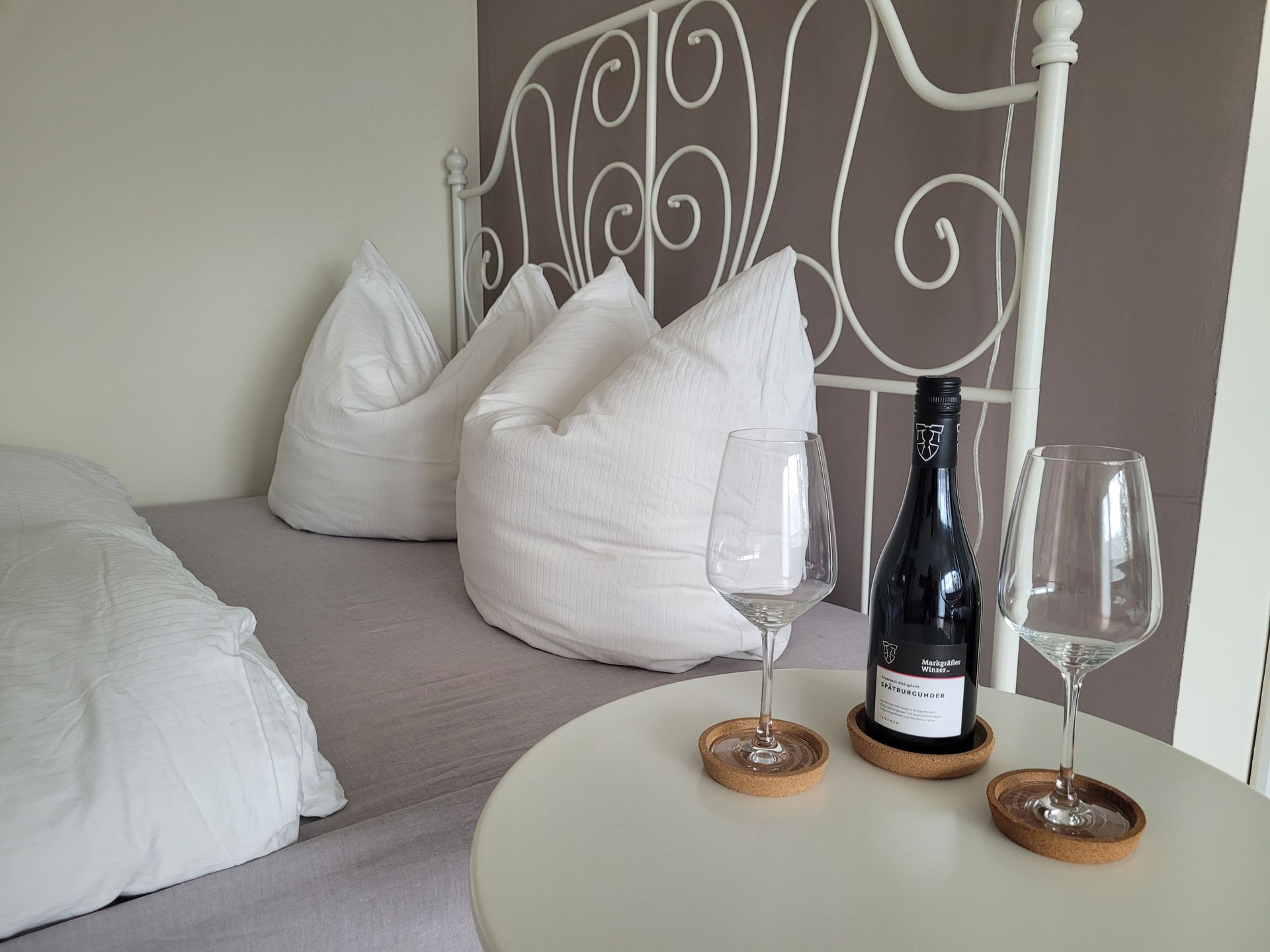 Komfortables französisches Bett – perfekt für erholsamen Schlaf und einen guten Start in den Tag.